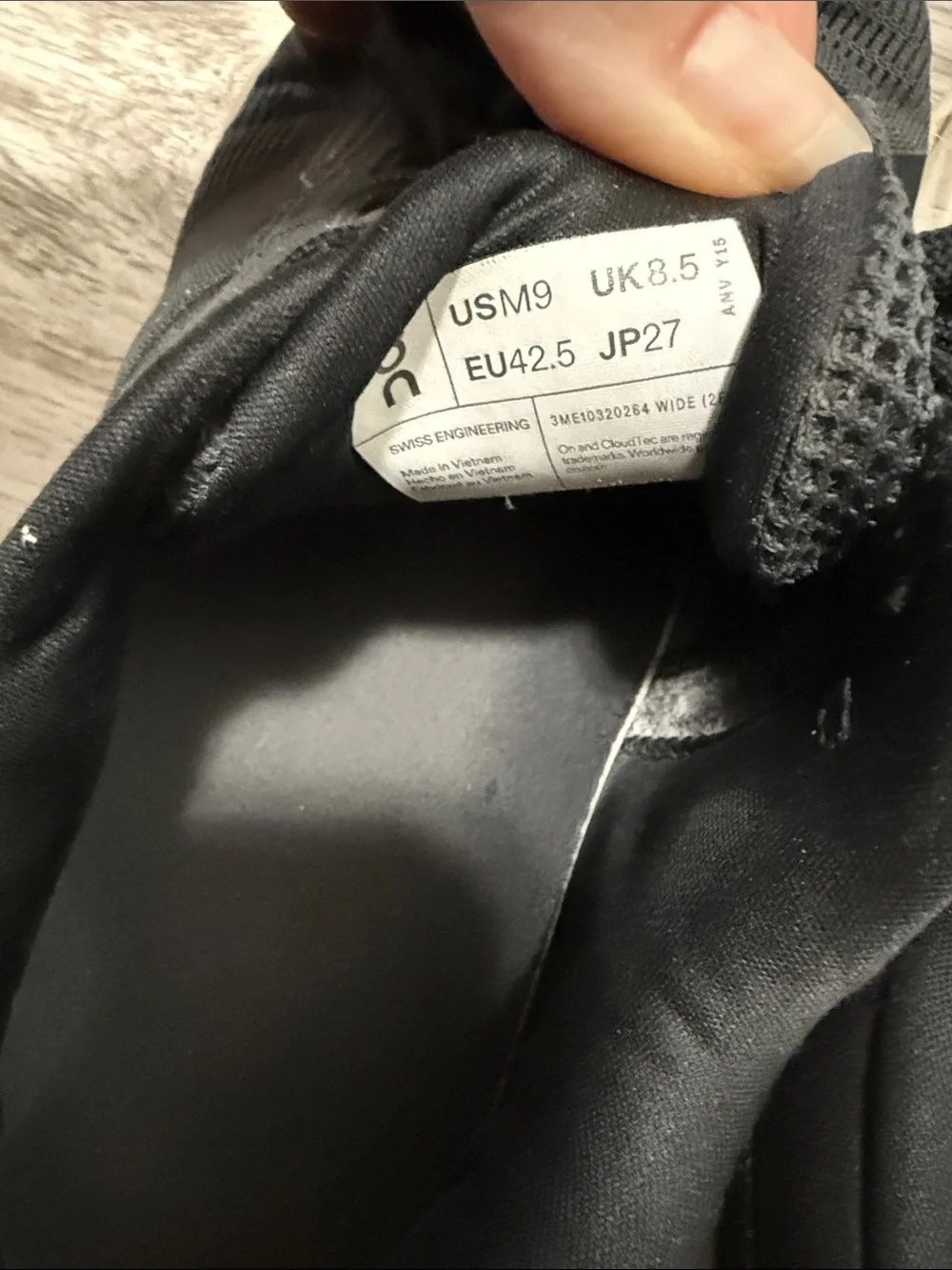 On Running Men's 9 wide Black Athletic Running Shoes